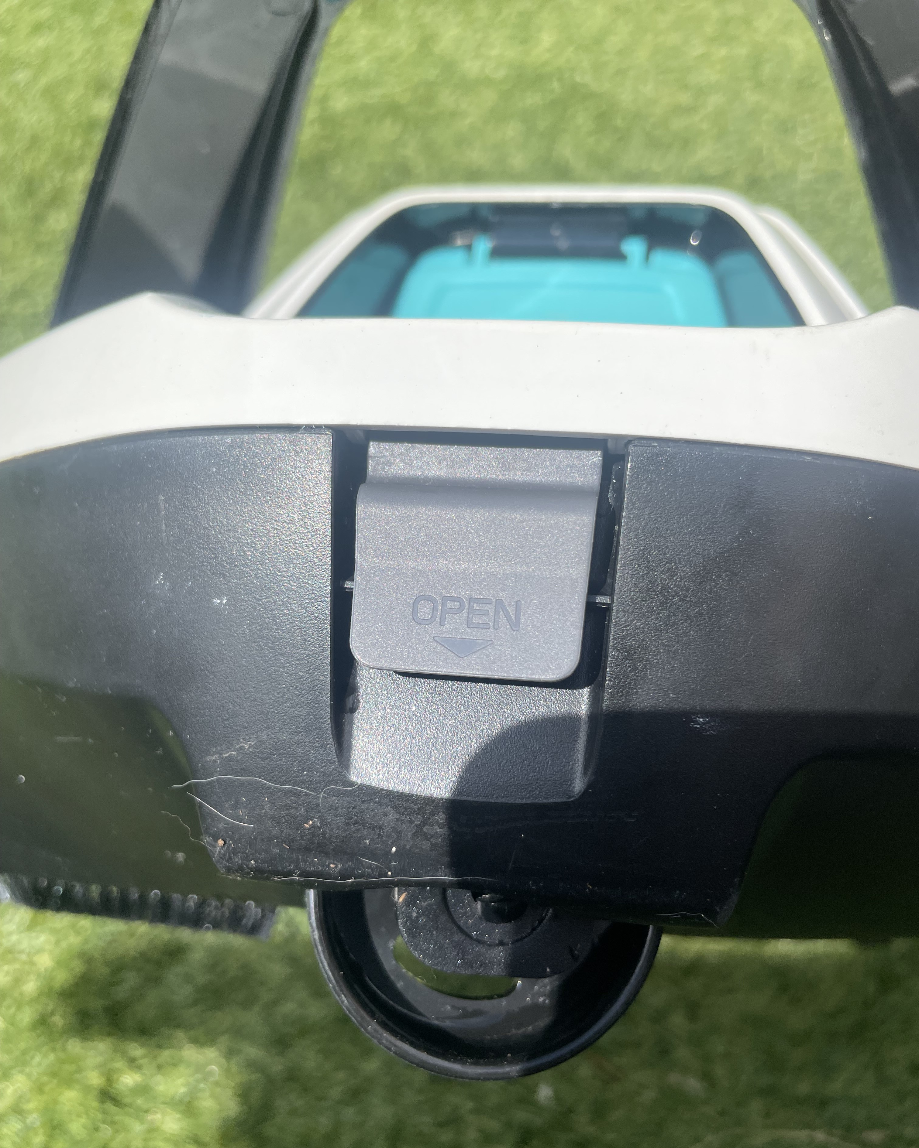 A robot pool cleaners open socket