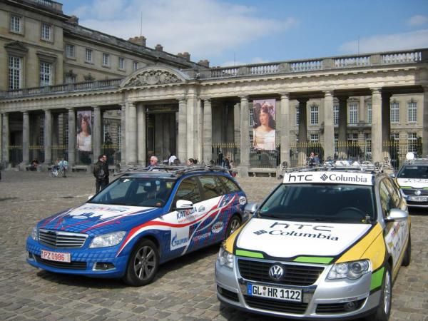 The teams gathered in the Place du Palais in Compiegne