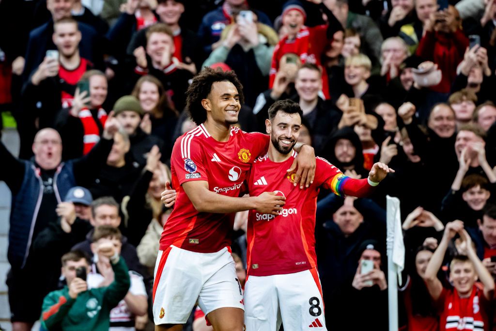 Joshua Zirkzee of Manchester United celebrates scoring his teams fourth goal with team mate Bruno Fernandes of Manchester United during the Premier League match between Manchester United FC and Everton FC at Old Trafford on December 01, 2024 in Manchester, England.