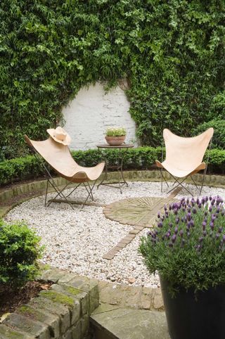 round traditional gravel garden with chairs