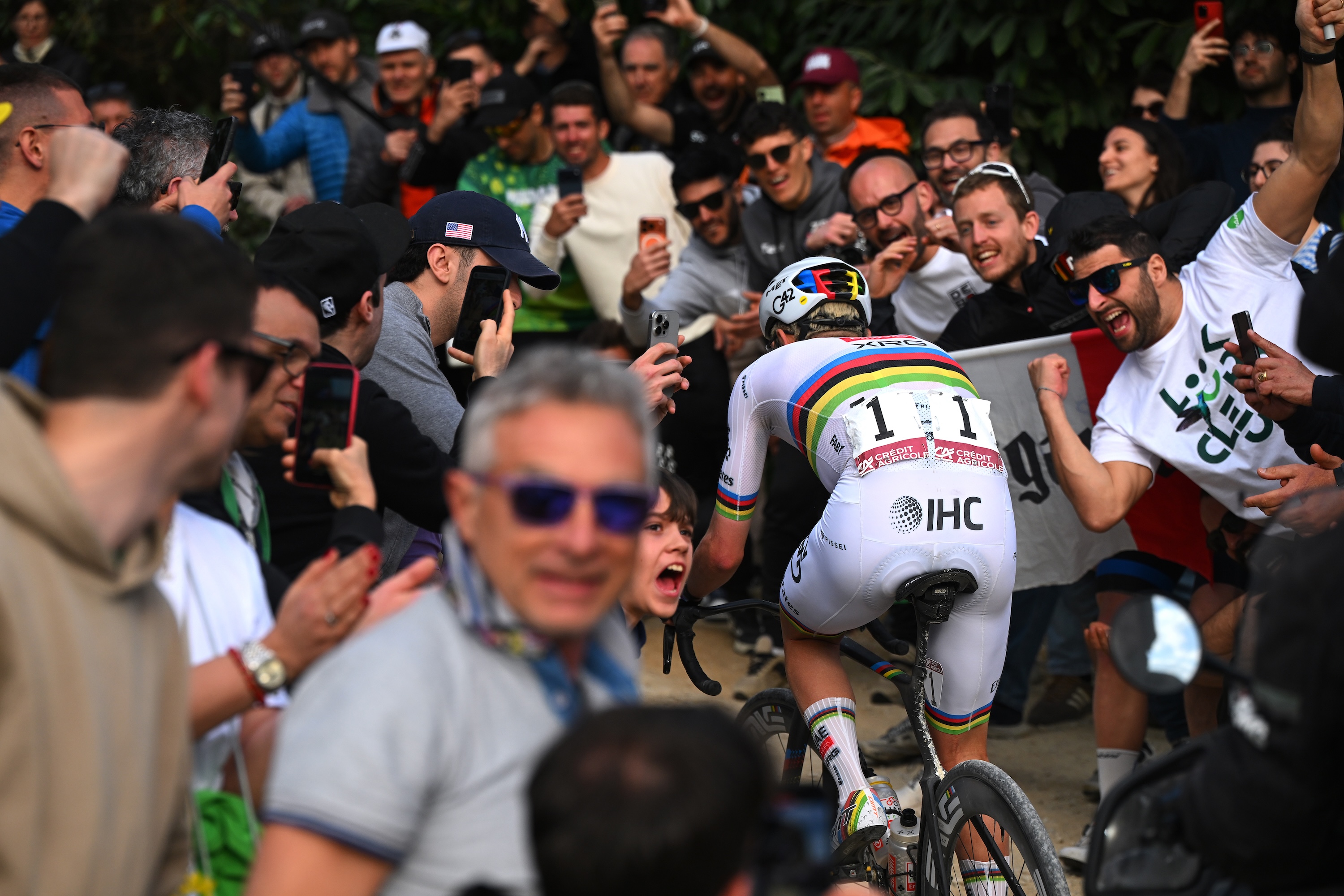 Siena, Itália - 7 de março: Tadej Pogacar da Eslovênia e Equipe dos Emirados Árabes Unidos - As pessoas torcem durante a Strade Bianche 2026, uma corrida de 203 km de um dia de Siena a Siena / #UCIWT / em 7 de março de 2026 em Siena, Itália. (Foto de Tim de Waele/Getty Images)