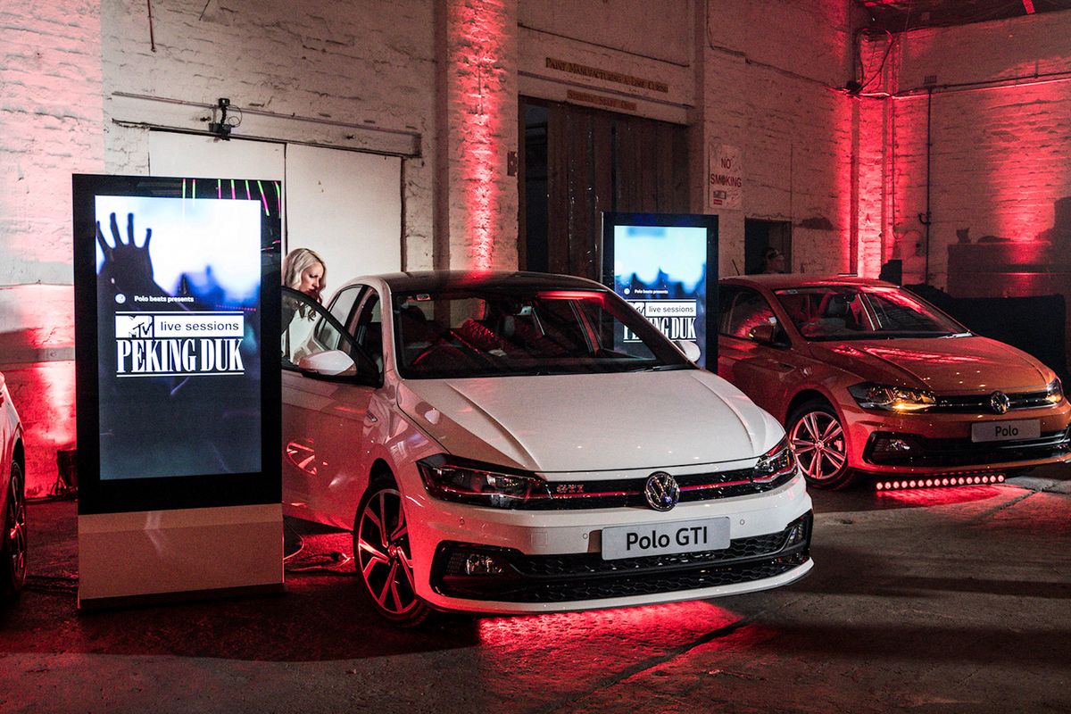 Ultra-slim ‘Blade’ kiosk in Volkswagen showroom trials