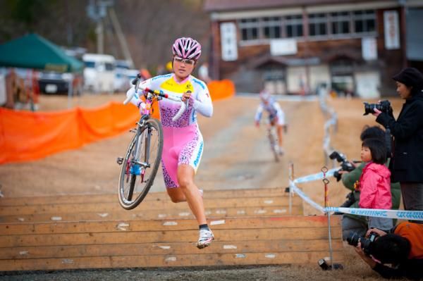 Toyooka Ayako (Panasonic Ladies) leads in first lap