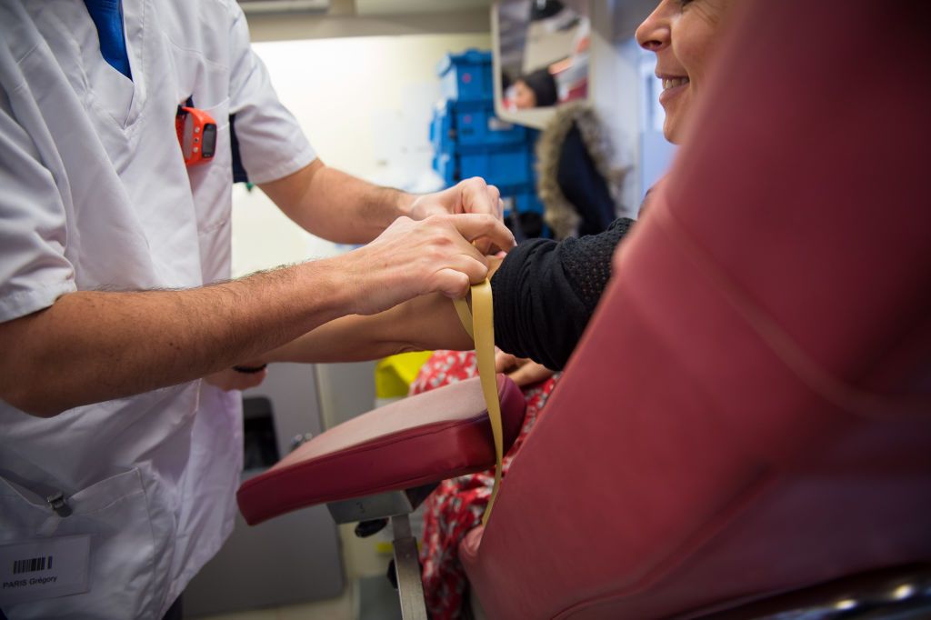 A nurse preparing a donor.