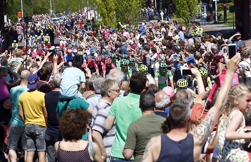 Lots of people out to watch stage 2 at the Giro d'Italia