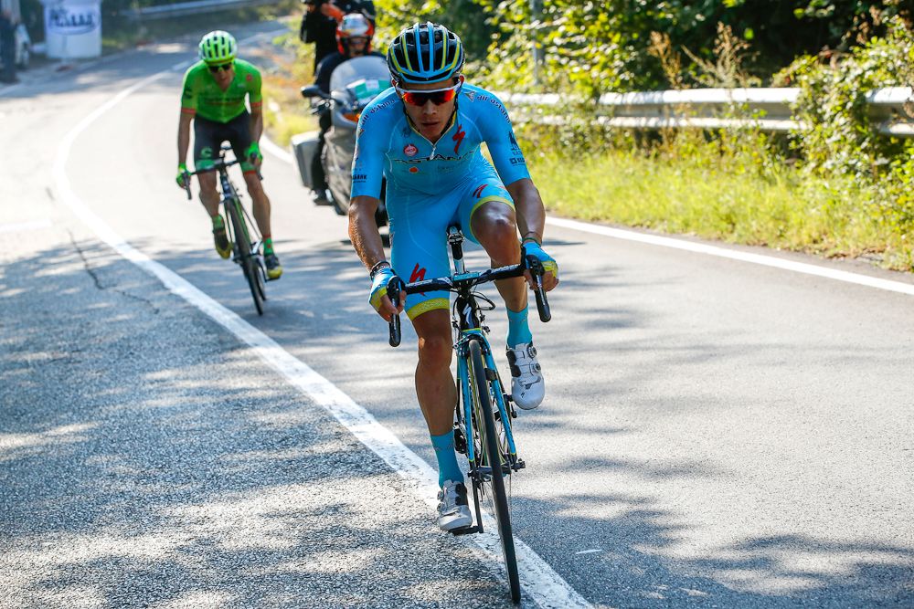 Miguel Angel Lopez attacks Mike Woods during Milano-Torino