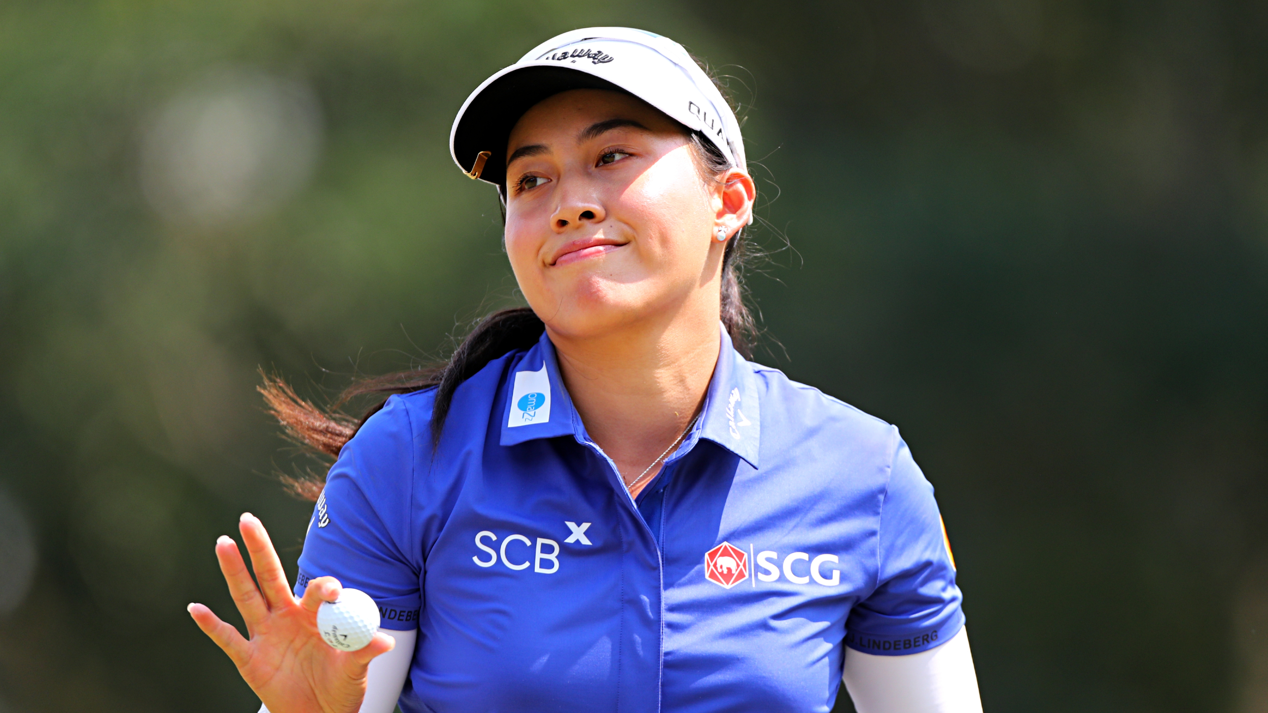 Jeeno Thitikul acknowledges fans at the Honda LPGA Thailand 