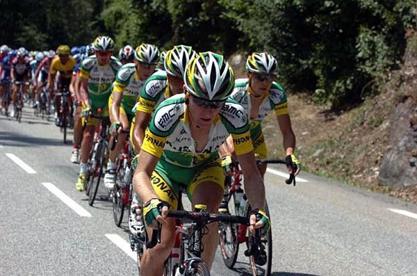 Nicolas Jalabert drives the tempo on the climb
