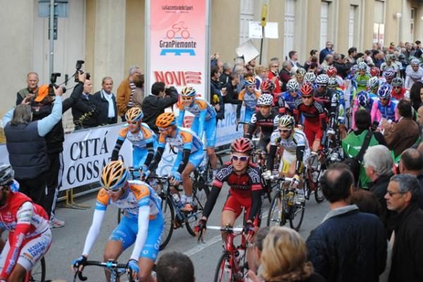 The peleton roll over the start line