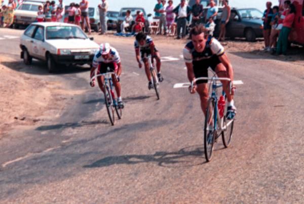 Robert Millar (Panasonic) attacks on stage 18 of the 1986 Tour de France en route to Saint-Etienne.