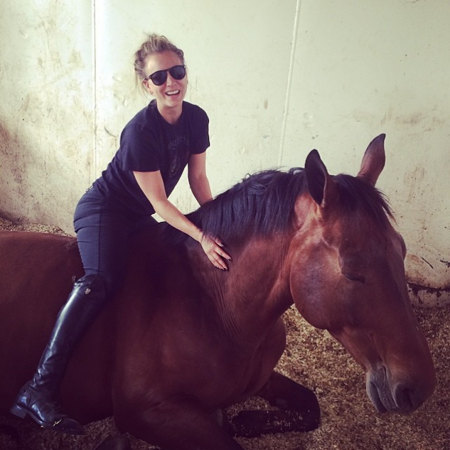 ケイリー-クオコは馬に乗って馬を育てる