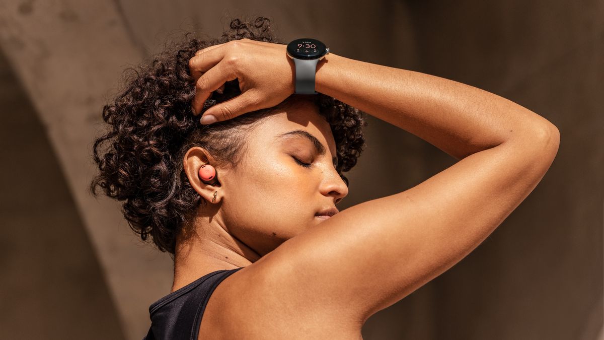 Mujer usando Smart Watch (Fitbit Fotografía de stock - Alamy