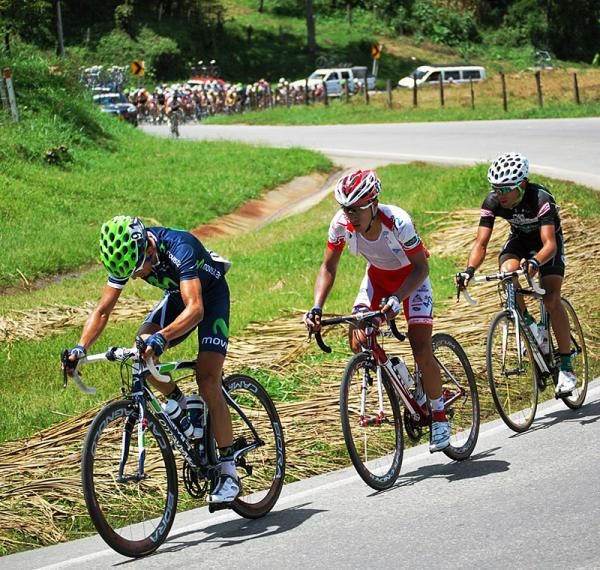 Hernan Dario Mu&ntilde;oz (Movistar) leads a three-man attack.