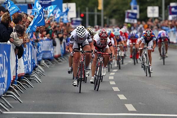 Kirsten Wild (Cervelo Test Team) is already ahead in the sprint, leading Rochelle Gilmore (Lotto Belisol) and Ina-Yoko Teutenberg (Team Columbia-HTC). World Cup Champion, Marianne Vos (DSB Bank) is also visible (right). Her sixth place was enough to secure the 2009 series crown
