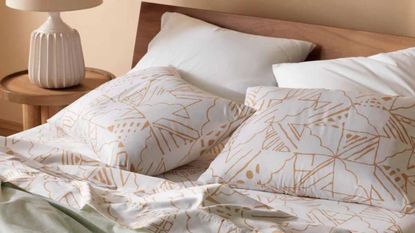 Best bed sheets for Spring in pastel orange colors