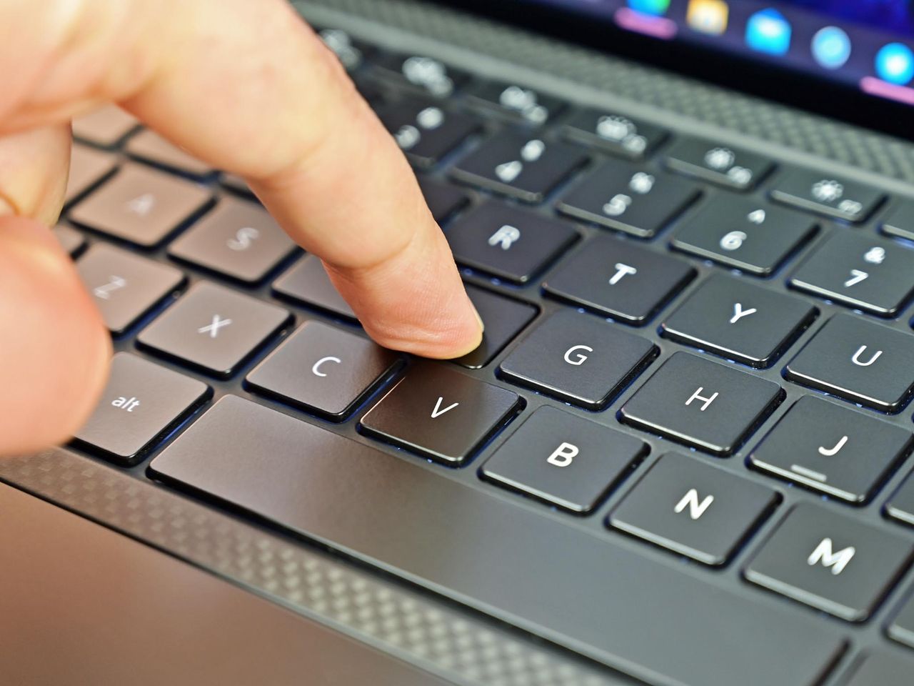 Dell Xps 15 9500 Review Keyboard Press