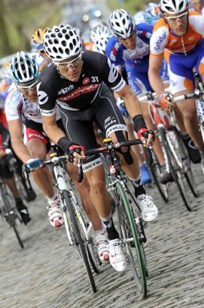Heinrich Haussler (Cerv&eacute;lo) pushes the pace on the cobbles.