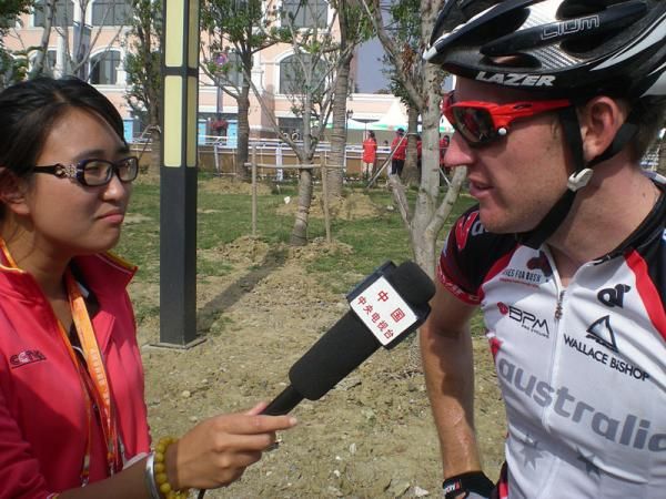 Stage 3 winner Aaron Kemps (V Australia) speaks to the press.
