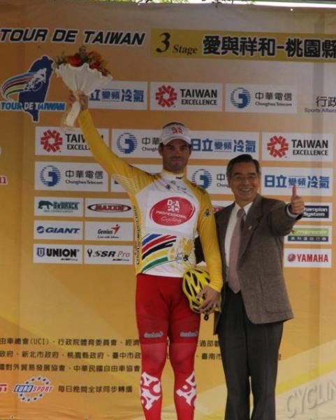 Rhys Pollock (Drapac) stands tall on the podium after stage 3 of the Tour de Taiwan.