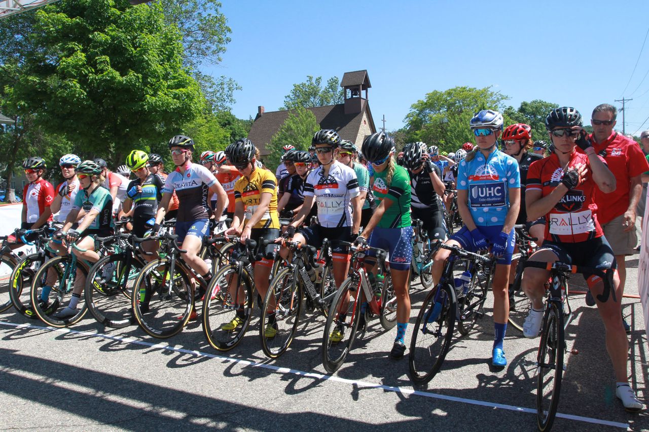 Women wait for the start of stage 3