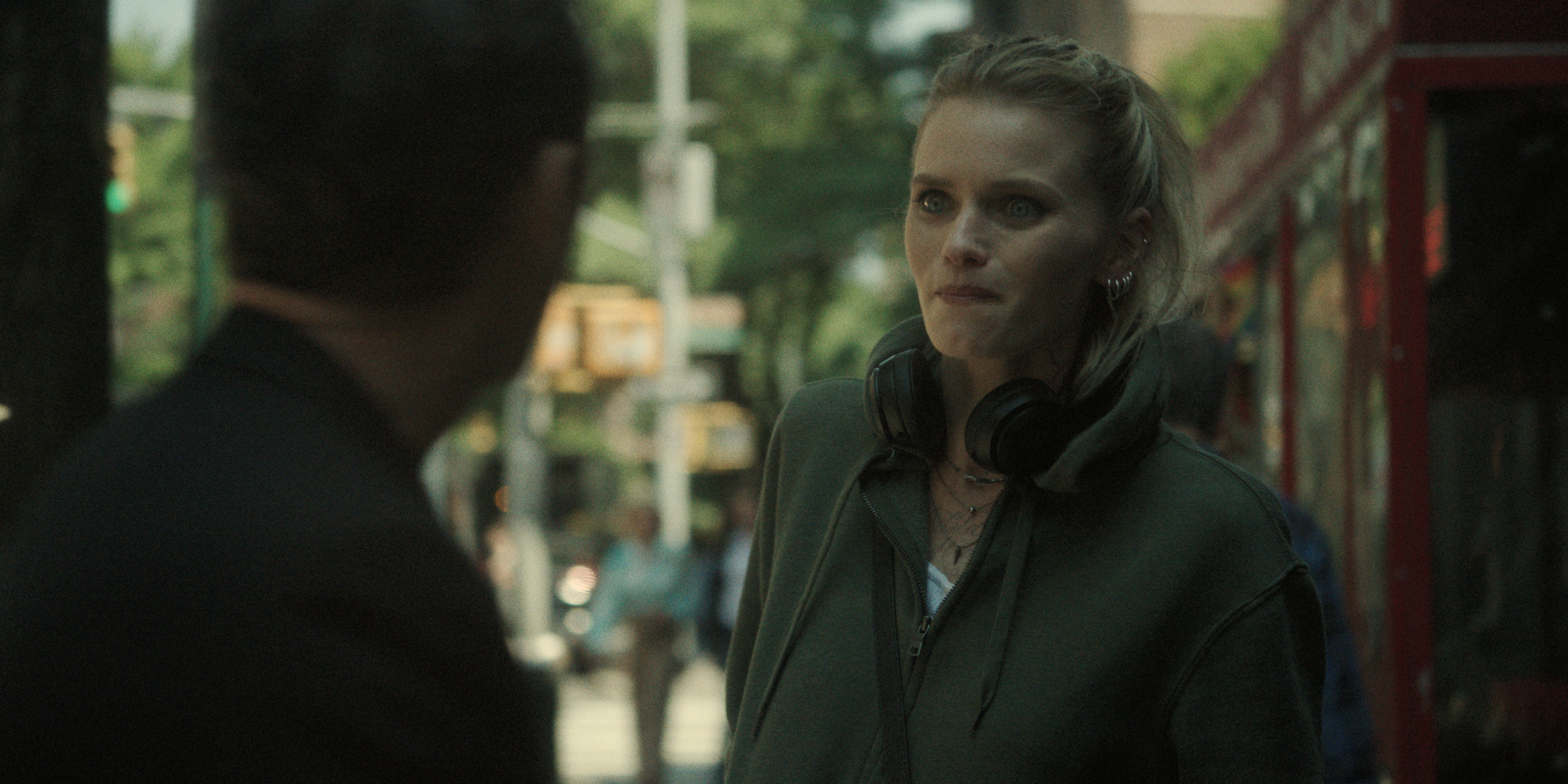 abbey lee as anna talking to jude law as jake on the street in black rabbit