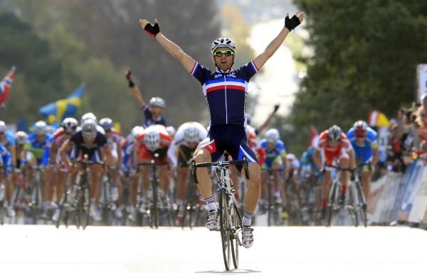 Pierre-Henri Lecuisinier held of the peloton