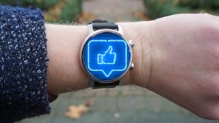 Moto 360 con el símbolo de Me Gusta de Facebook