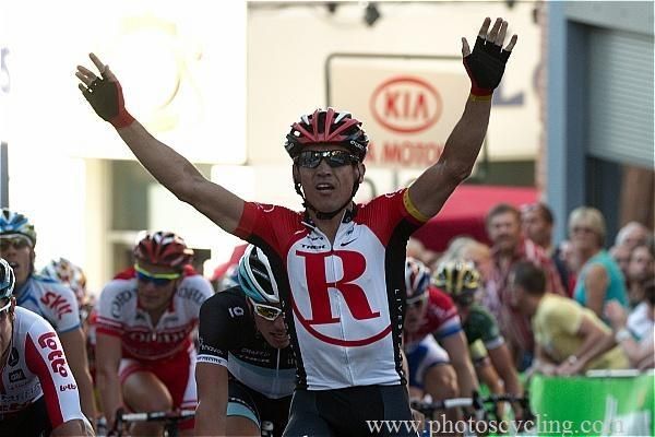 Robbie McEwen (RadioShack) crosses the line in P&eacute;ruwelz.
