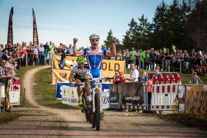 Henrique Avancini holds off a charging Jose Antonio Hermida in Muensingen