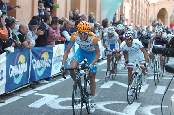 Dan Martin (Garmin-Transitions) lights it up on the climb