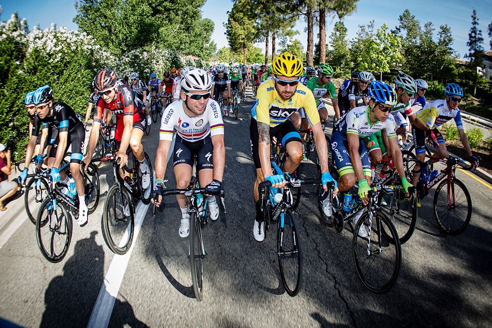 Mark Cavendish and Bradley Wiggins lead the group for the final stage in 2014