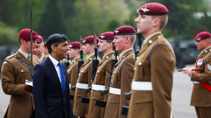 Rishi Sunak speaks to Parachute Regiment recruits