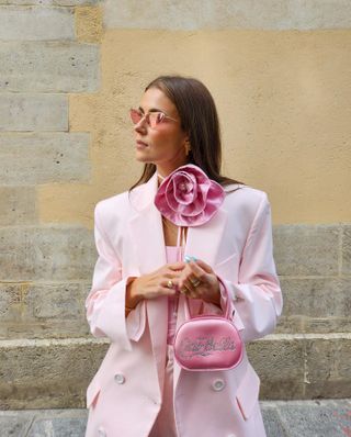 Influencer wears powder pink.