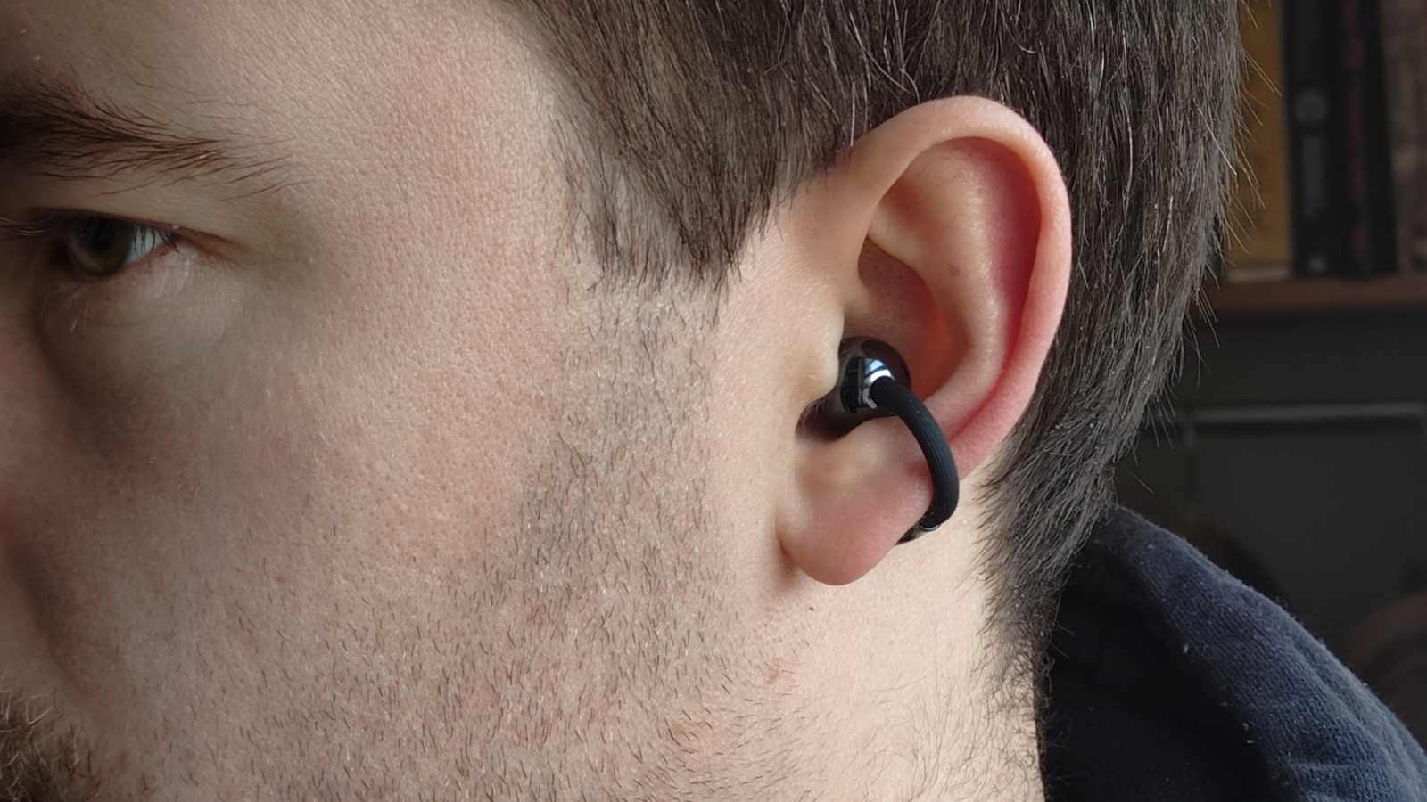 The Huawei FreeClip 2 on a man's ear.