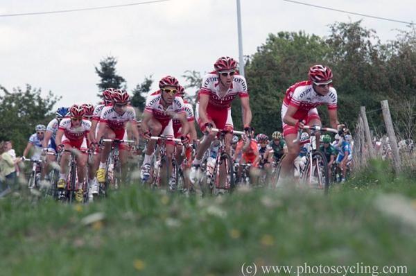 Cofidis riders work to neutralise the breakaway atttempt.