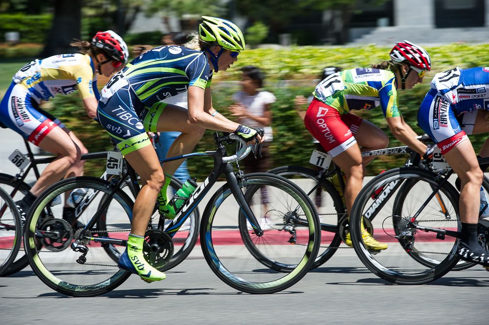 Sara Headley (TIBCO) moves towards the front with the jersey leaders