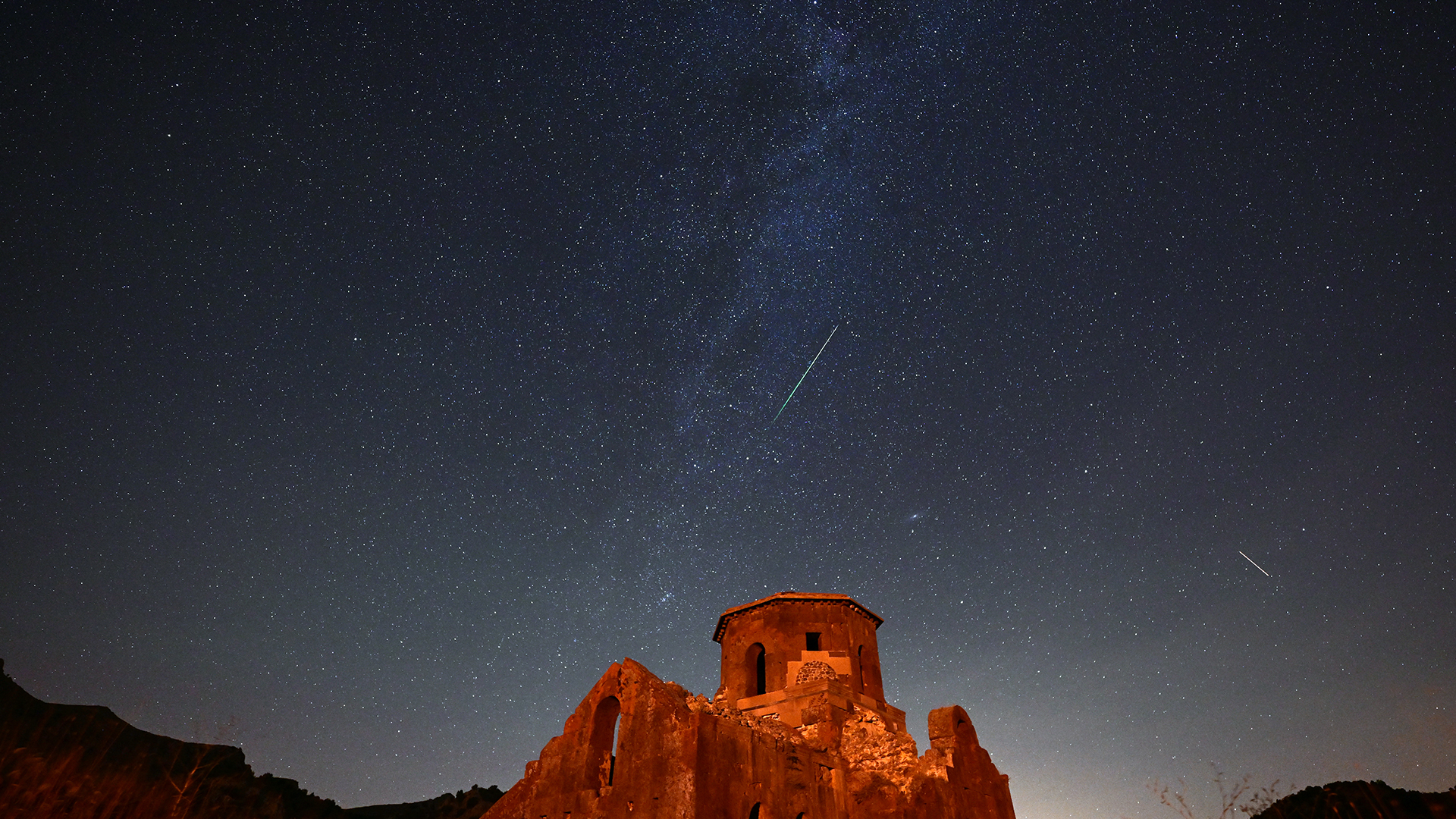 Des averses de météorites des Perséides sont observées sur l'église rouge et la vallée du monastère de Guzelyurt.