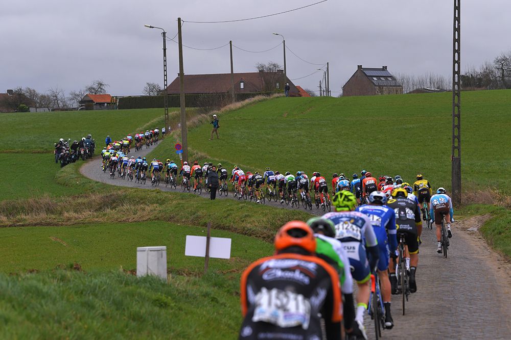 The men's peloton at Omloop Het Nieuwsblad