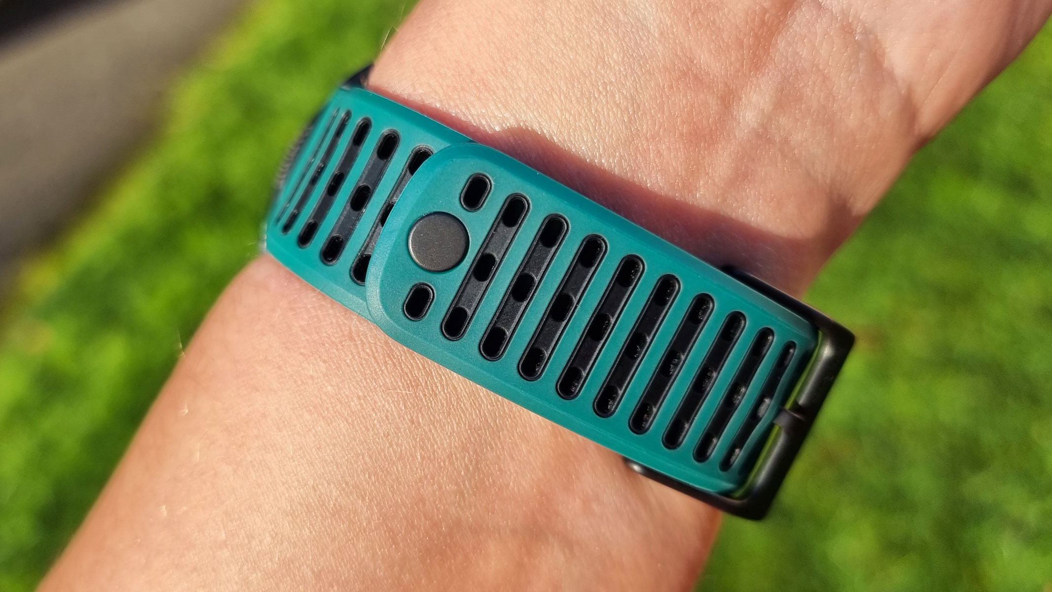 A close-up picture of the silicone strap in the Suunto Vertical 2 smartwatch