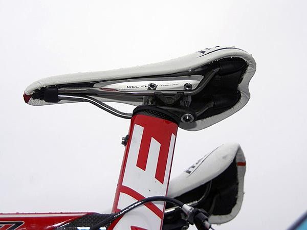 The new integrated seat mast head utilizes a snazzy-looking two-bolt configuration.