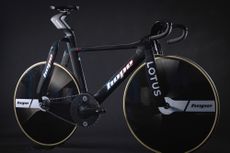 Hope lotus track bike paris 2024 side on dark background