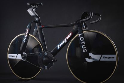 Hope lotus track bike paris 2024 side on dark background