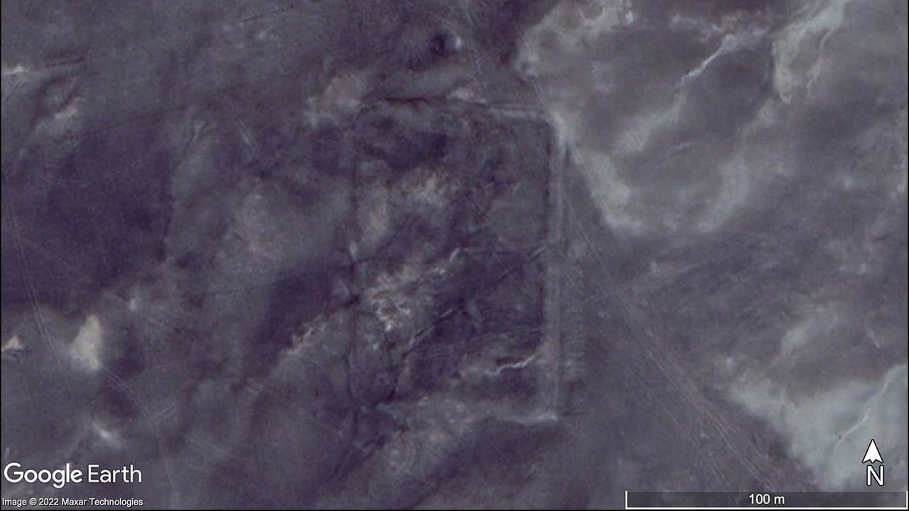 Satellite photographs on Google Earth of the two westernmost Roman military camps found in the desert. It has a classic "playing card" shape.