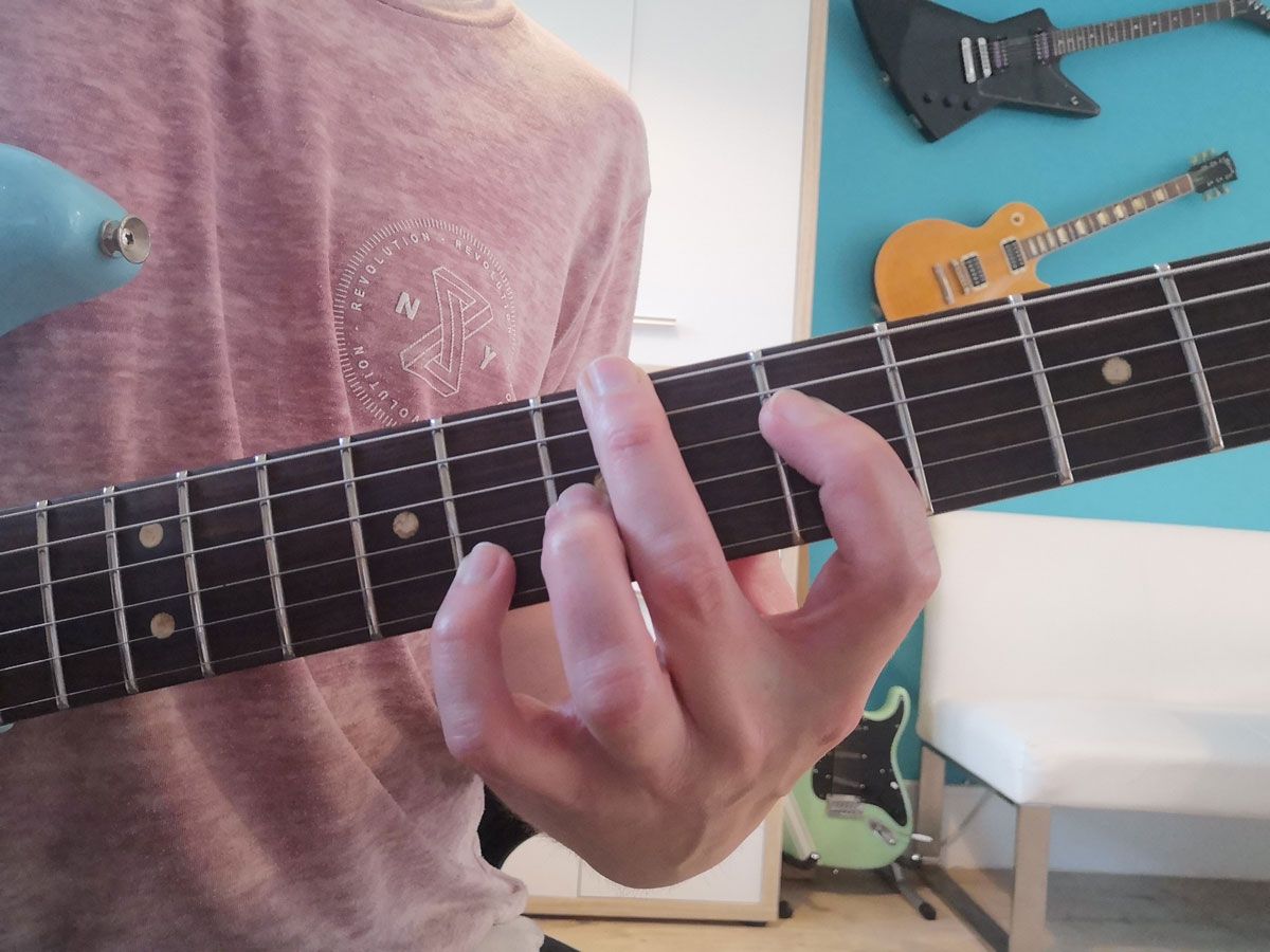 How to play the G chord on guitar