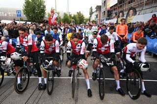 WINTERTHUR SWITZERLAND SEPTEMBER 29 A general view of Silvan Dillier Marc Hirschi Johan Jacobs Stefan Kung Fabian Lienhard Mauro Schmid of Team Switzerland and the peloton observe a minute of silence in memory of Muriel Furrer who passed away during the 97th UCI Cycling World Championships Zurich 2024 Mens Elite Road Race a 2739km one day race from Winterthur to Zurich on September 29 2024 in Winterthur Switzerland Photo by Dario BelingheriGetty Images