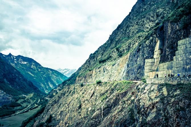 The Col du Glandon reaching a total height of 1924m has an average gradient of 6.76% and a maximum gradient of 15%.