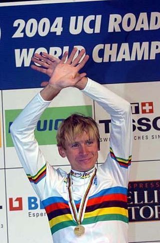 Kanstantsin Siutsou (Belarus) waves from the podium in Verona, 2004