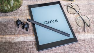The Onyx branding on the boot-up page of the Onyx Boox Tab Mini C color ereader
