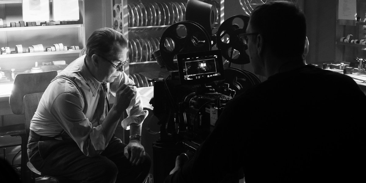 Gary Oldman as Herman Mankiewicz behind the scenes of Mank