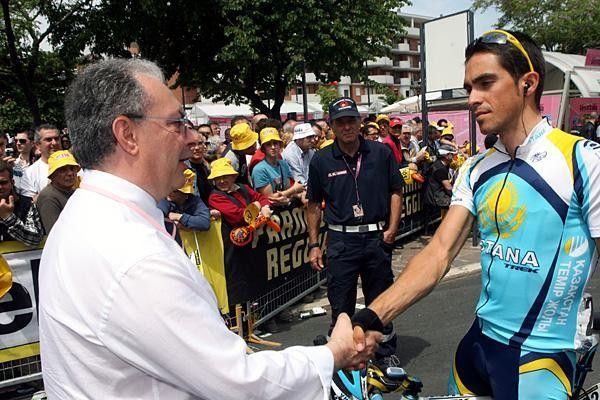 Giro director Angelo Zomegnan greets 2007 Tour de France winner Alberto Contador (Astana).